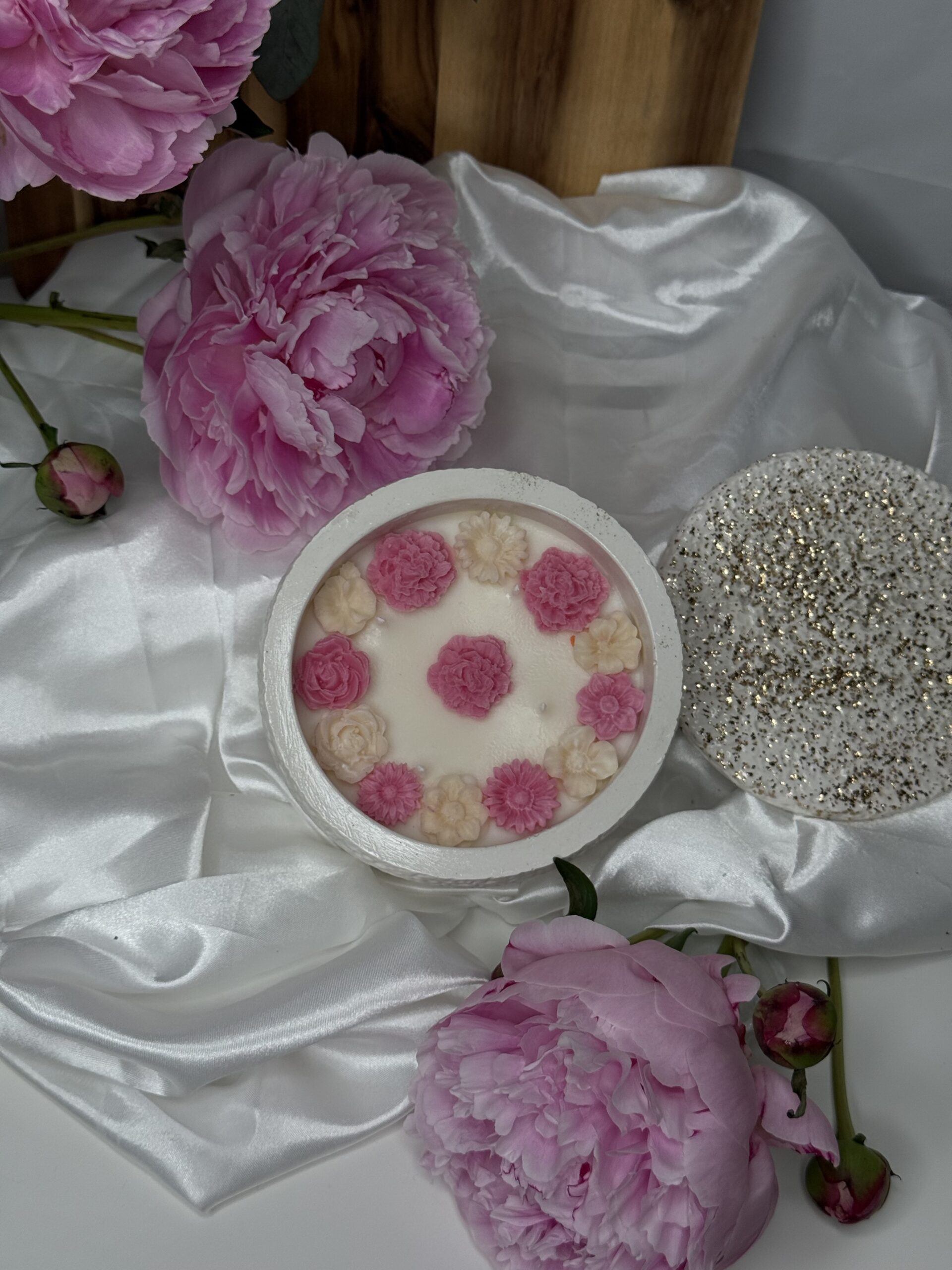 gipskerze mit sojawachs blumen u. deckel gipskerze mit sojawachs blumen u. deckel