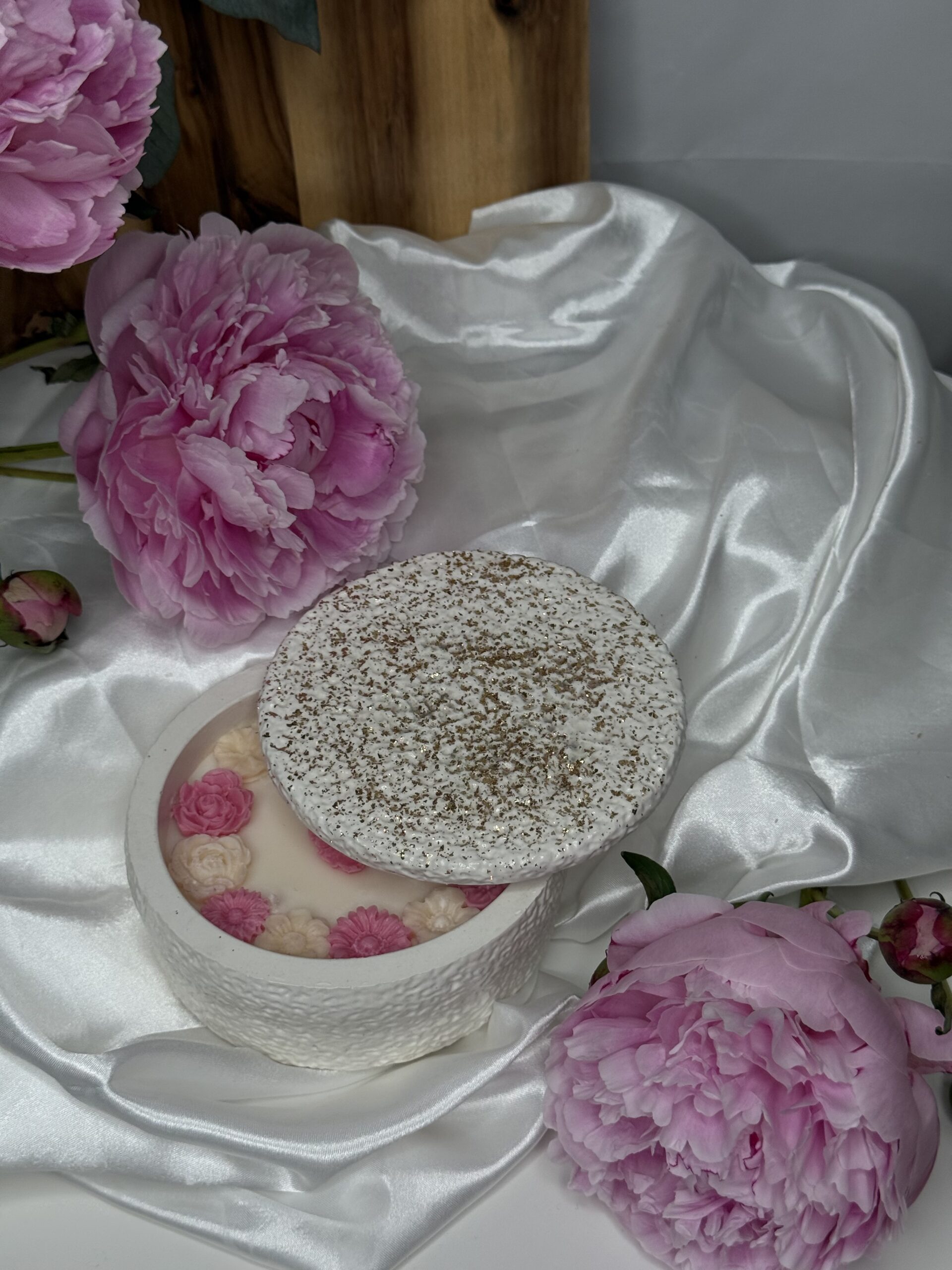 gipskerze mit sojawachs blumen u. deckel gipskerze mit sojawachs blumen u. deckel